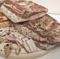 Продукт из свинины "Грудинка по-домашнему" соленая 